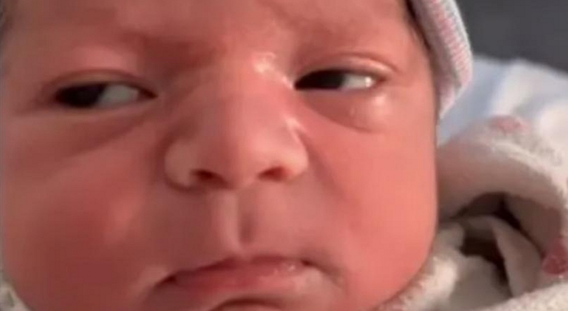 Bebé se hace viral en TikTok, por su reacción al nacer