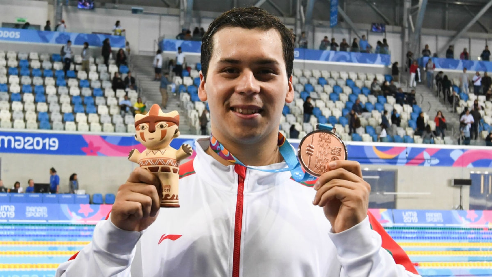 Nadador Ricardo Vargas se cuelga la medalla de bronce en los 800m estilo libre