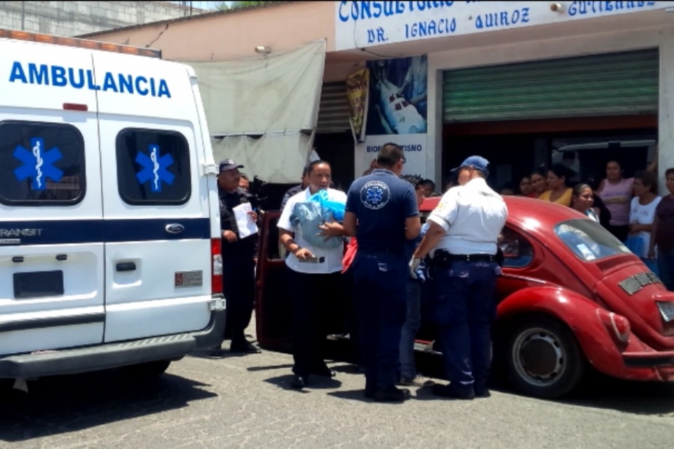 Una joven dio a luz a bordo de un auto
