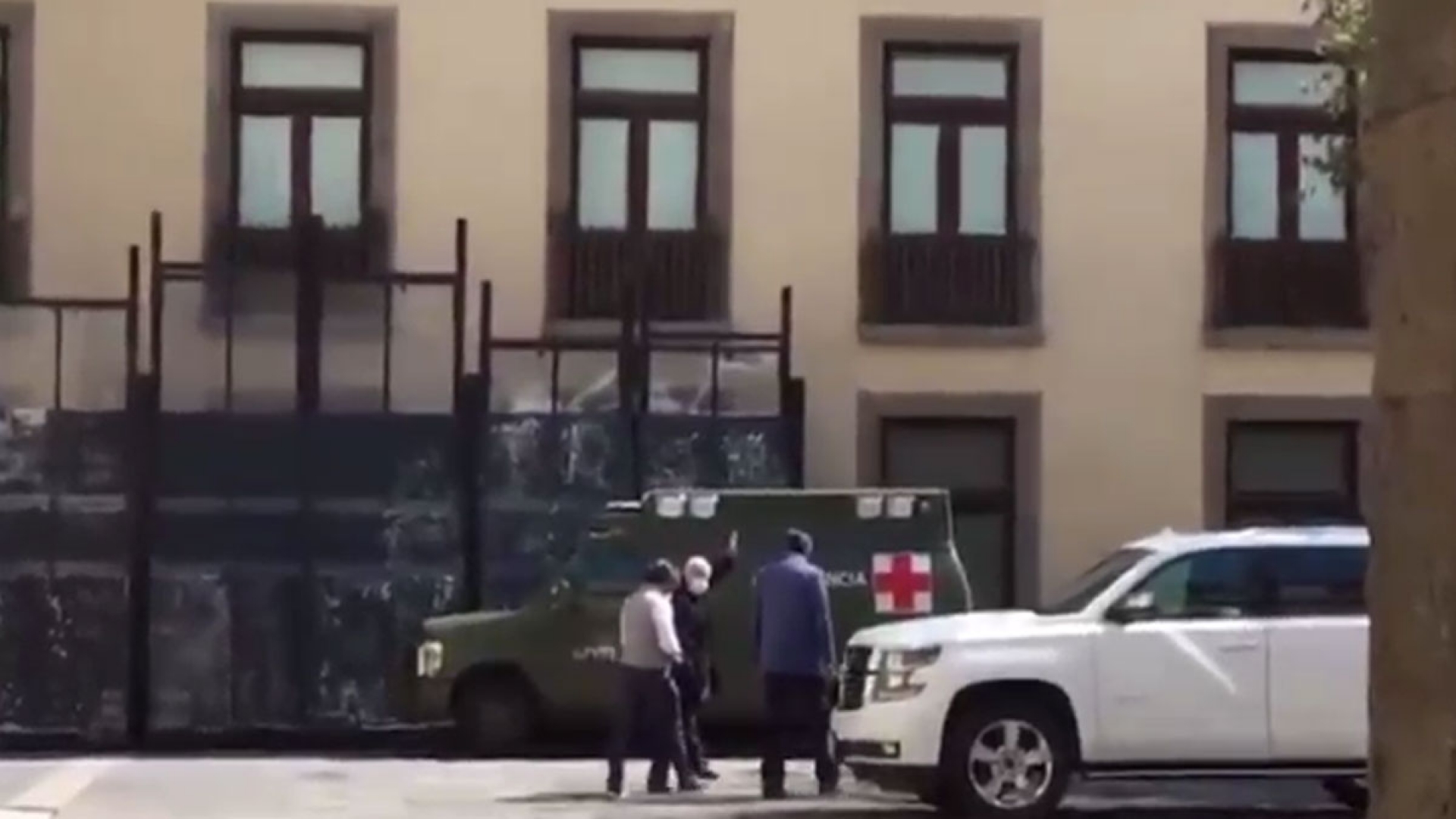 AMLO es visto caminando en Palacio Nacional a 11 días de confinamiento por COVID-19