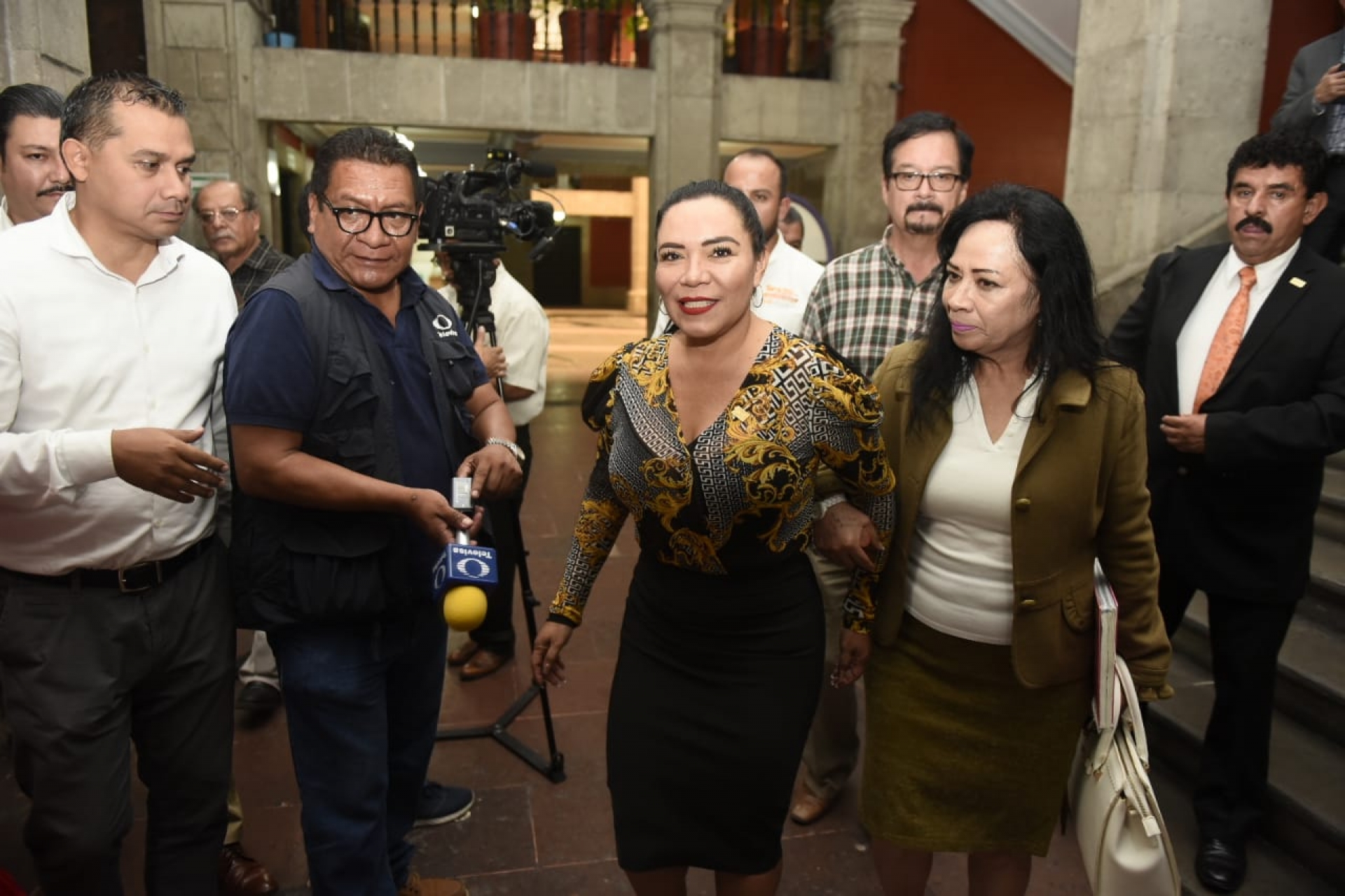 Maestros jubilados se levantan de mesa de negociación con autoridades estatales