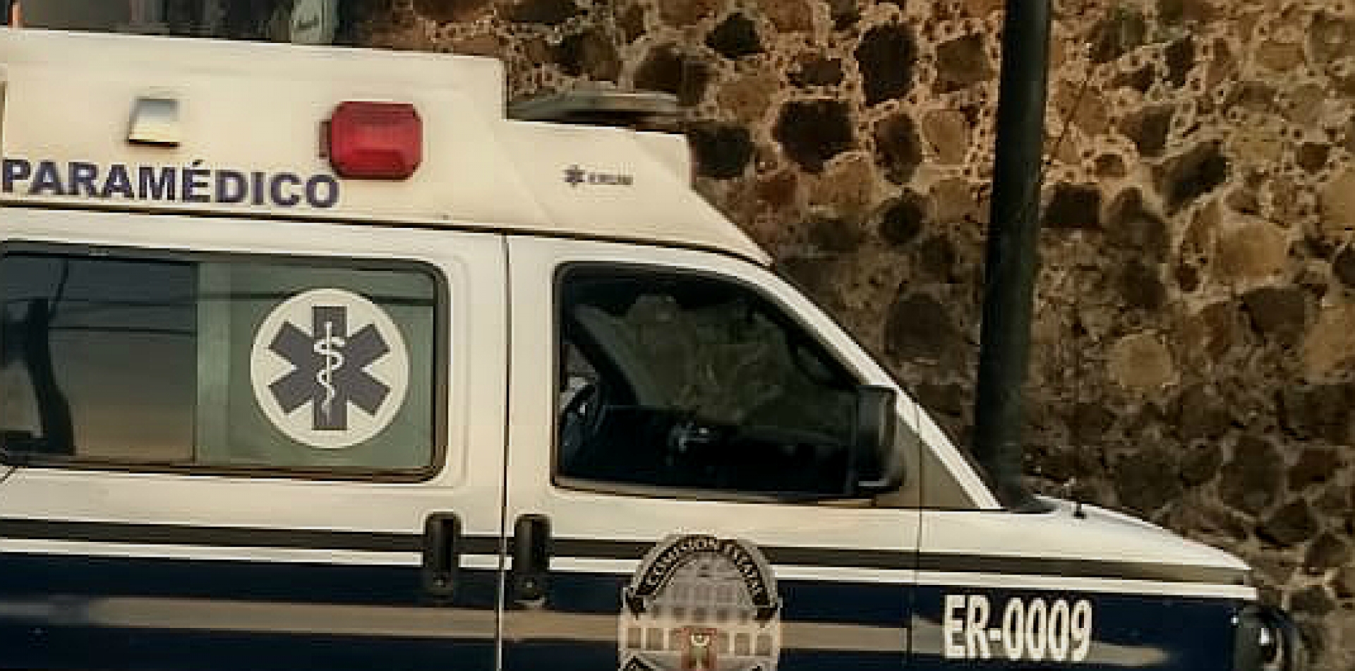 Joven resulta lesionado tras caer desde cuatro metros de altura