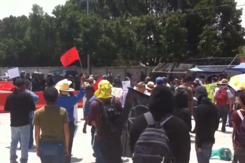 Protestan frente a termoeléctrica durante jornada por Ayotzinapa