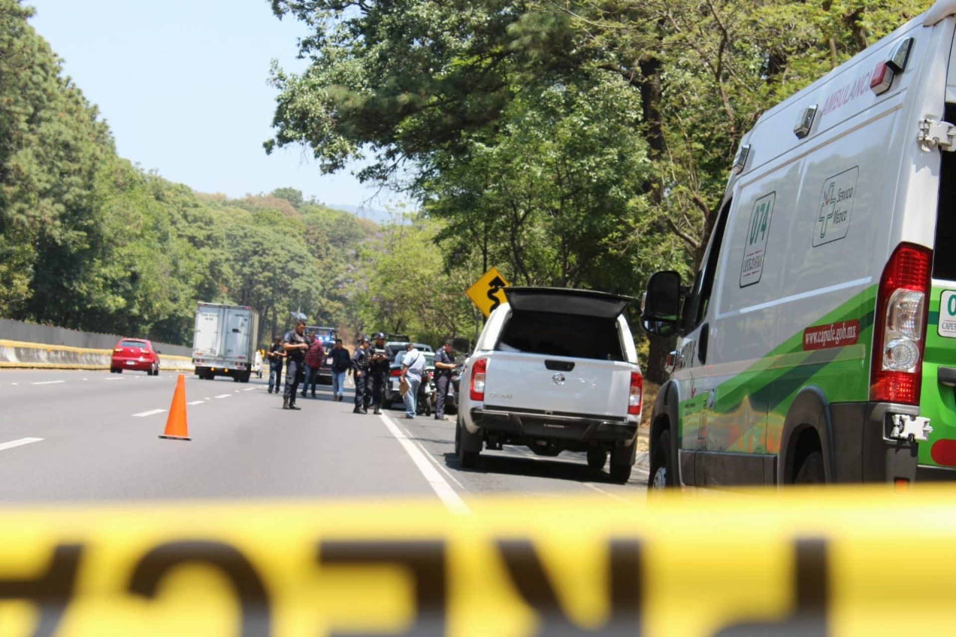 Abandonan el cadáver de un hombre a un costado de la autopista México-Cuernavaca