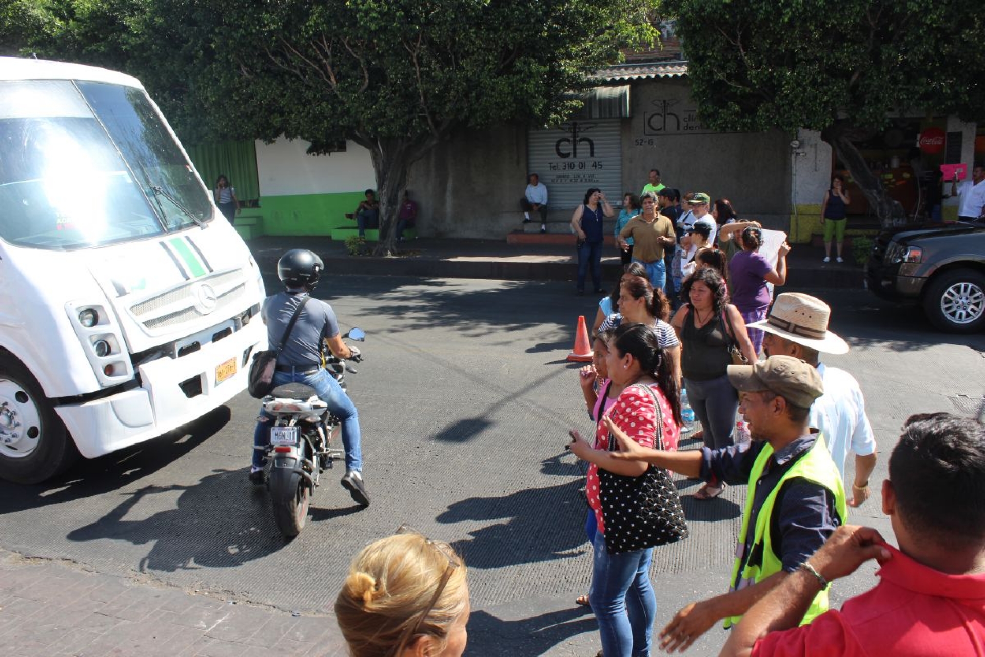 Vecinos de Los Pilares bloquearon más de cuatro horas la avenida Morelos