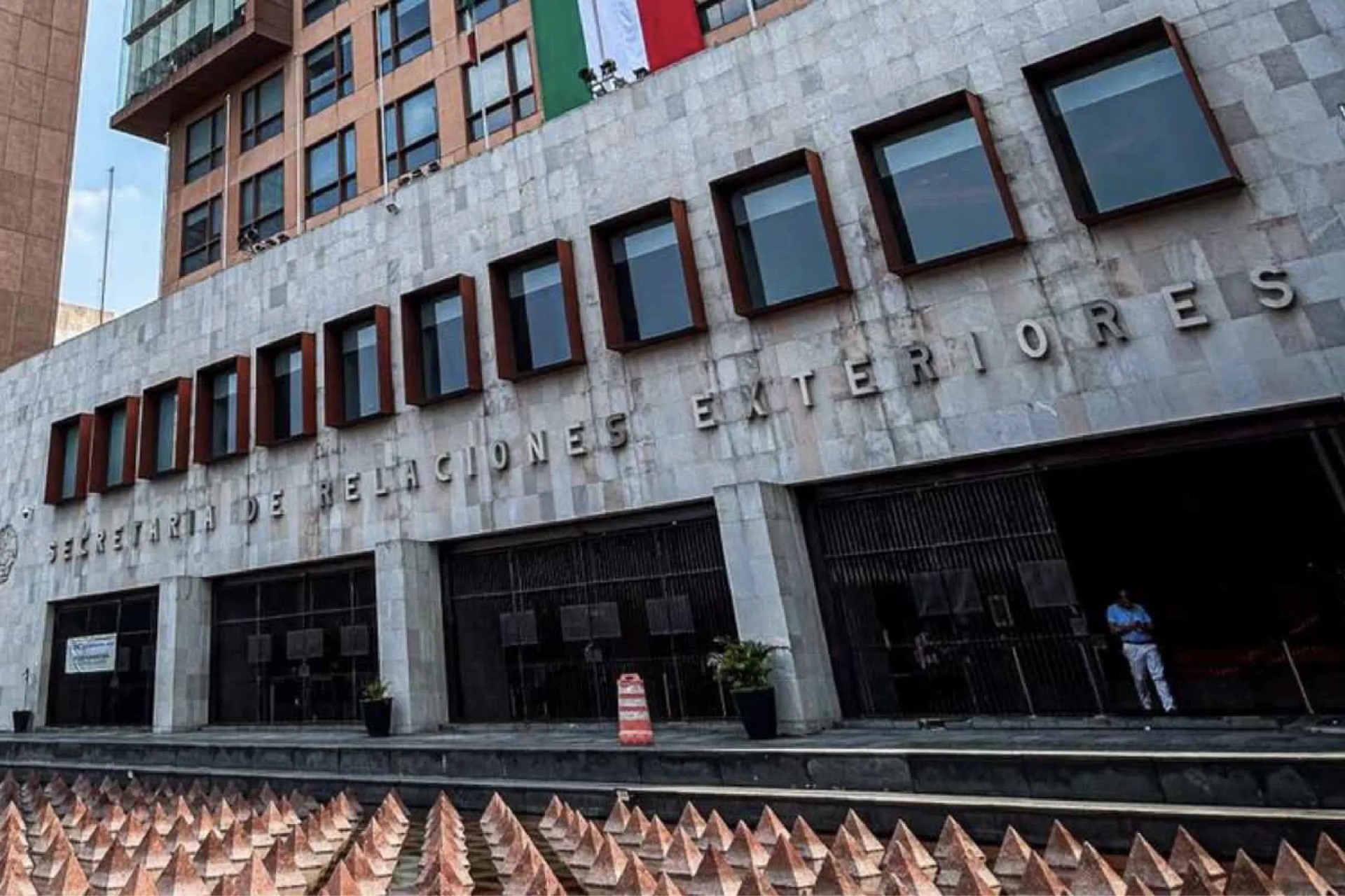 SRE evacúa a más de mil mexicanos de países de Medio Oriente