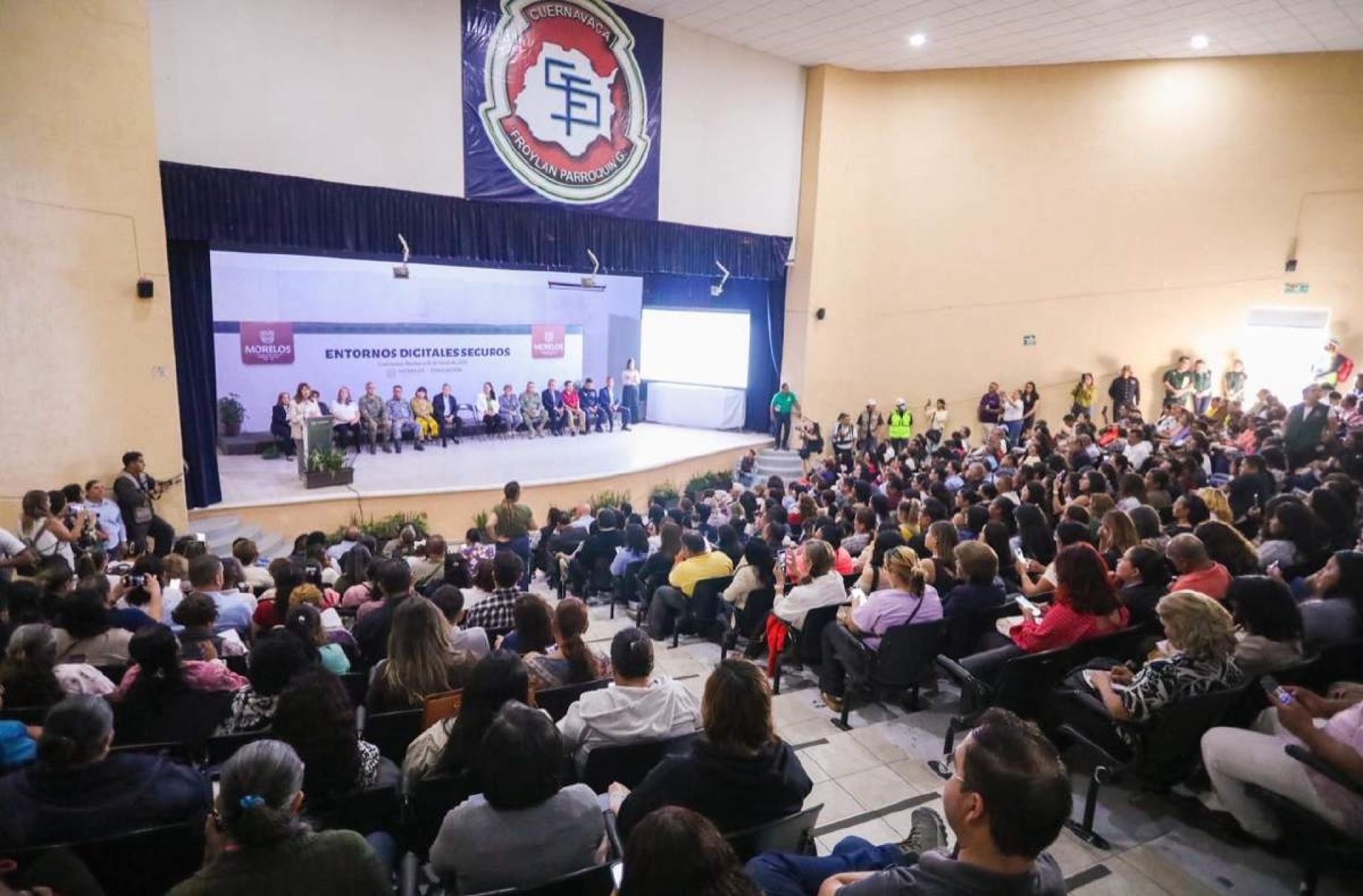 Procuran uso responsable de celulares en escuelas