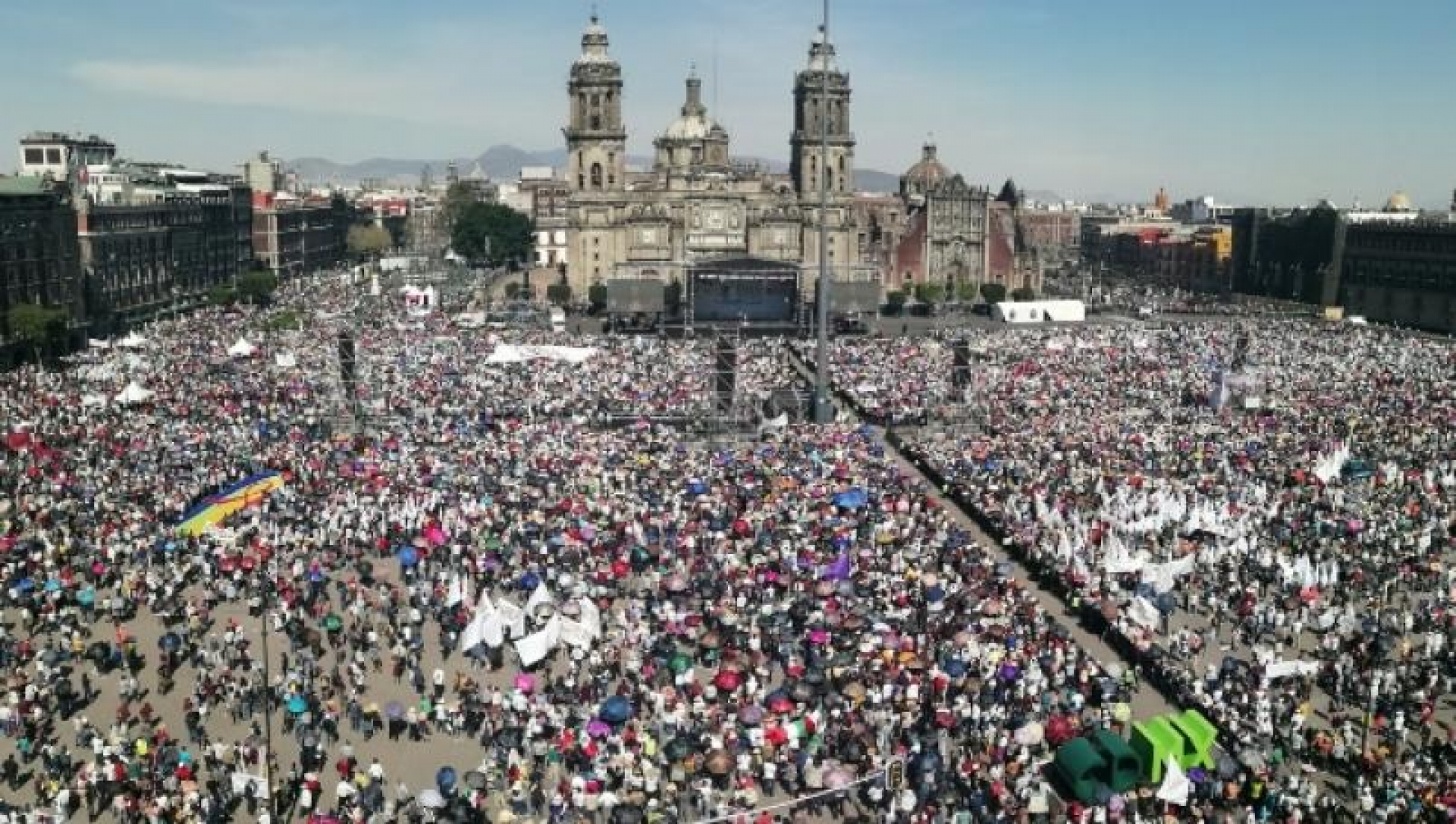 Acuden 250 mil personas al AMLO FEST en el Zócalo; 8 mil a marcha vs. 4T