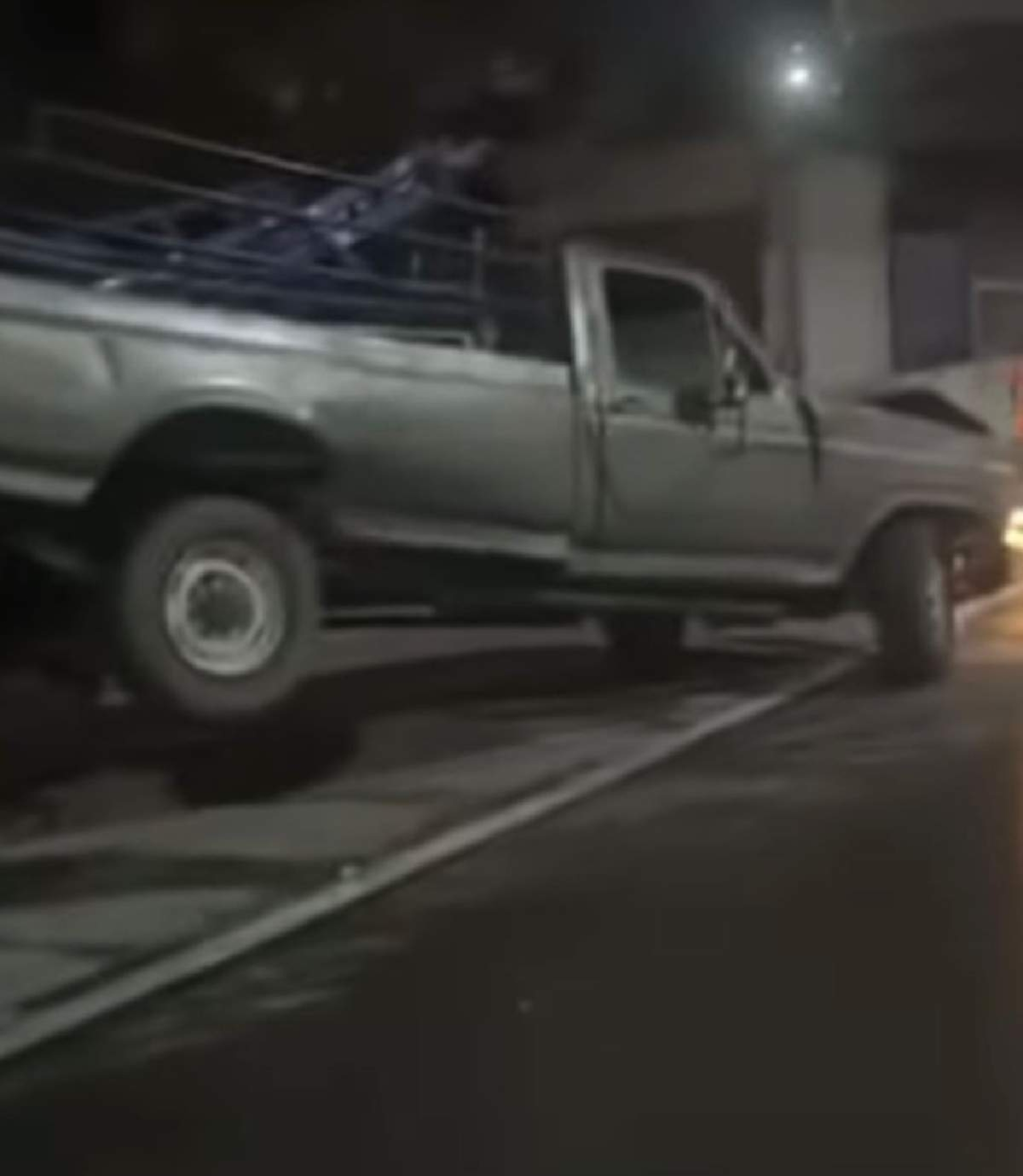 Vuelca camioneta que transportaba juegos mecánicos