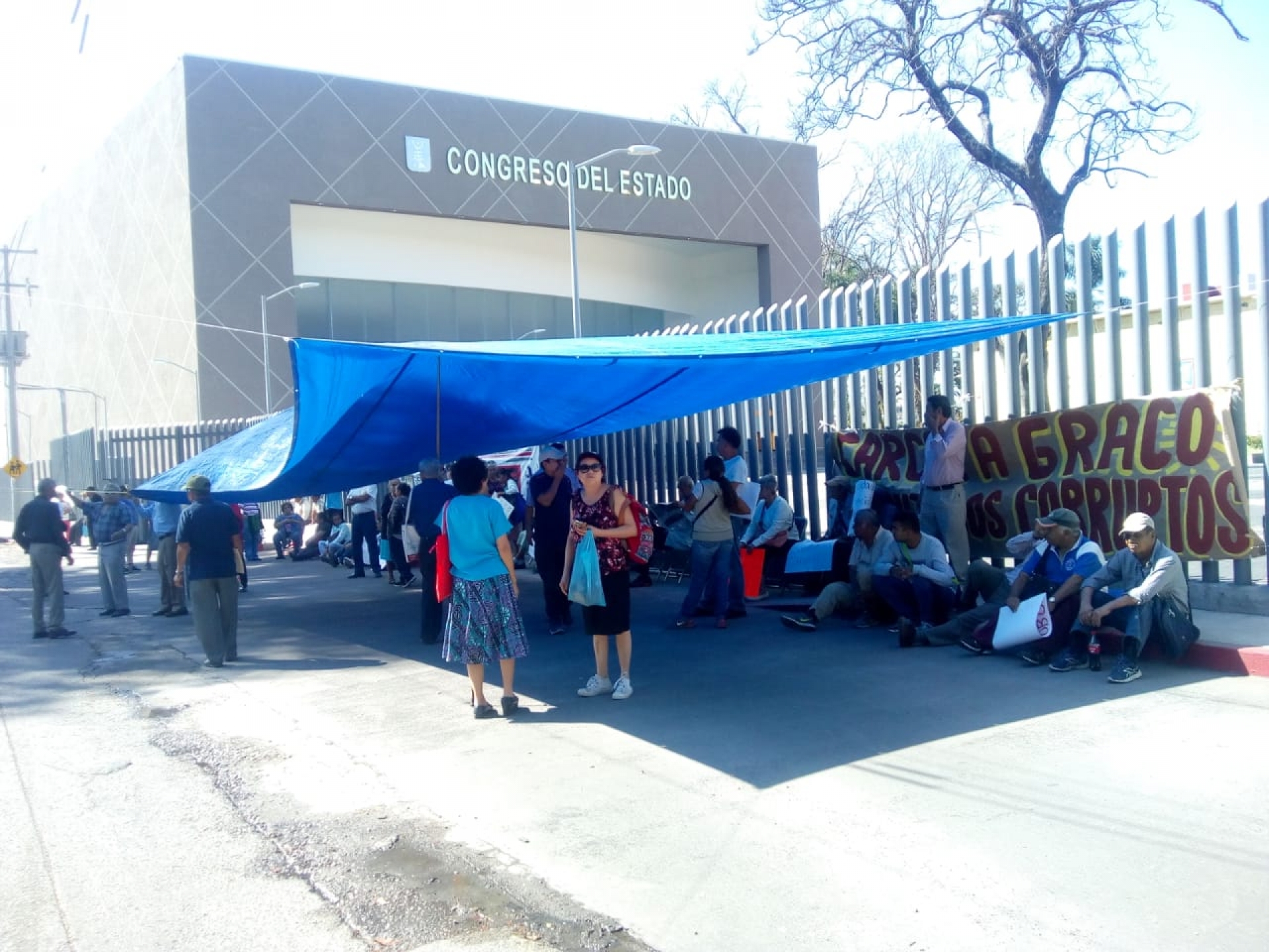 Protesta Asociación Cívica Morelense en el Congreso