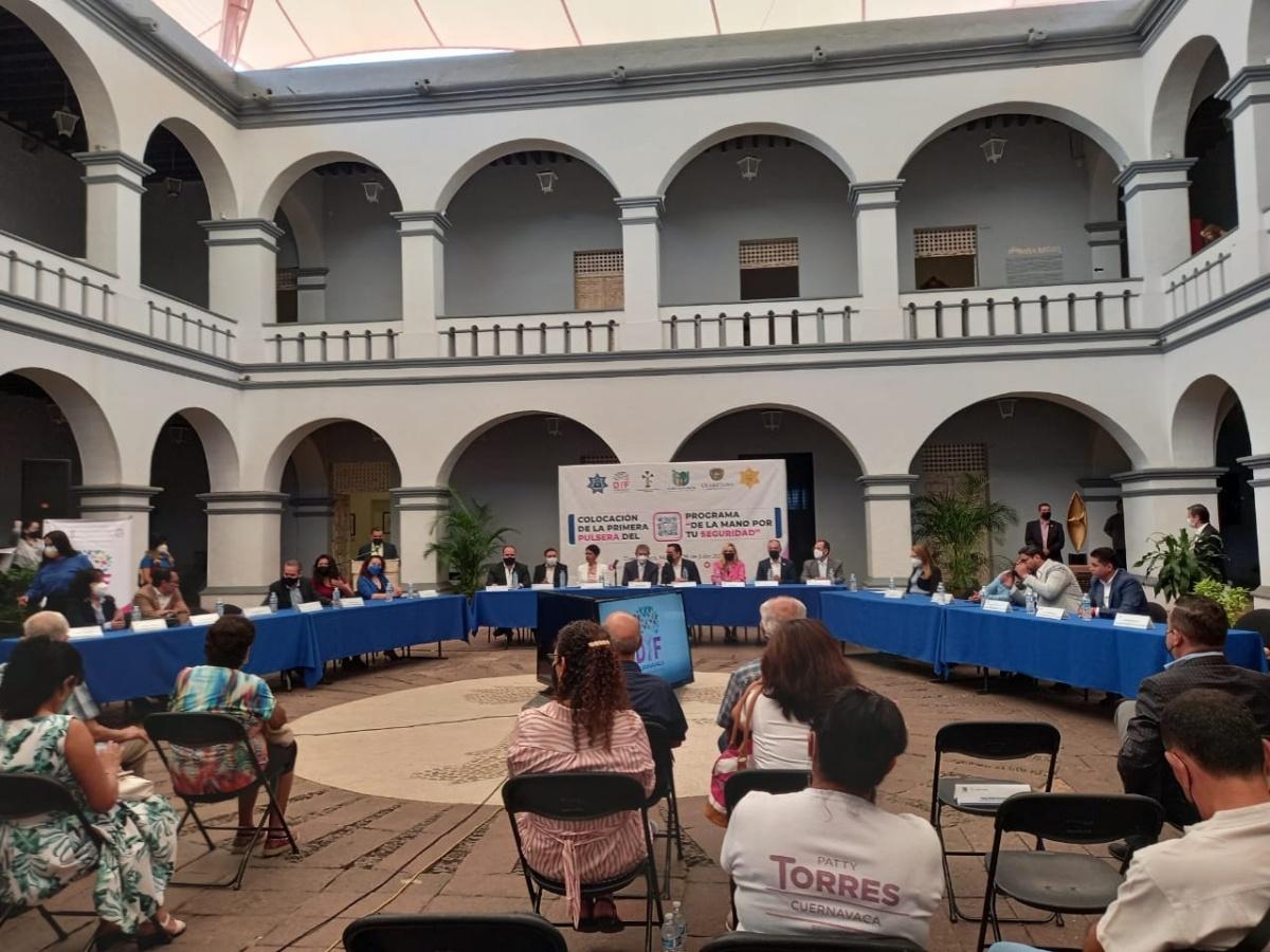 Colocan primera pulsera del programa 'De la mano por tu seguridad' en Cuernavaca