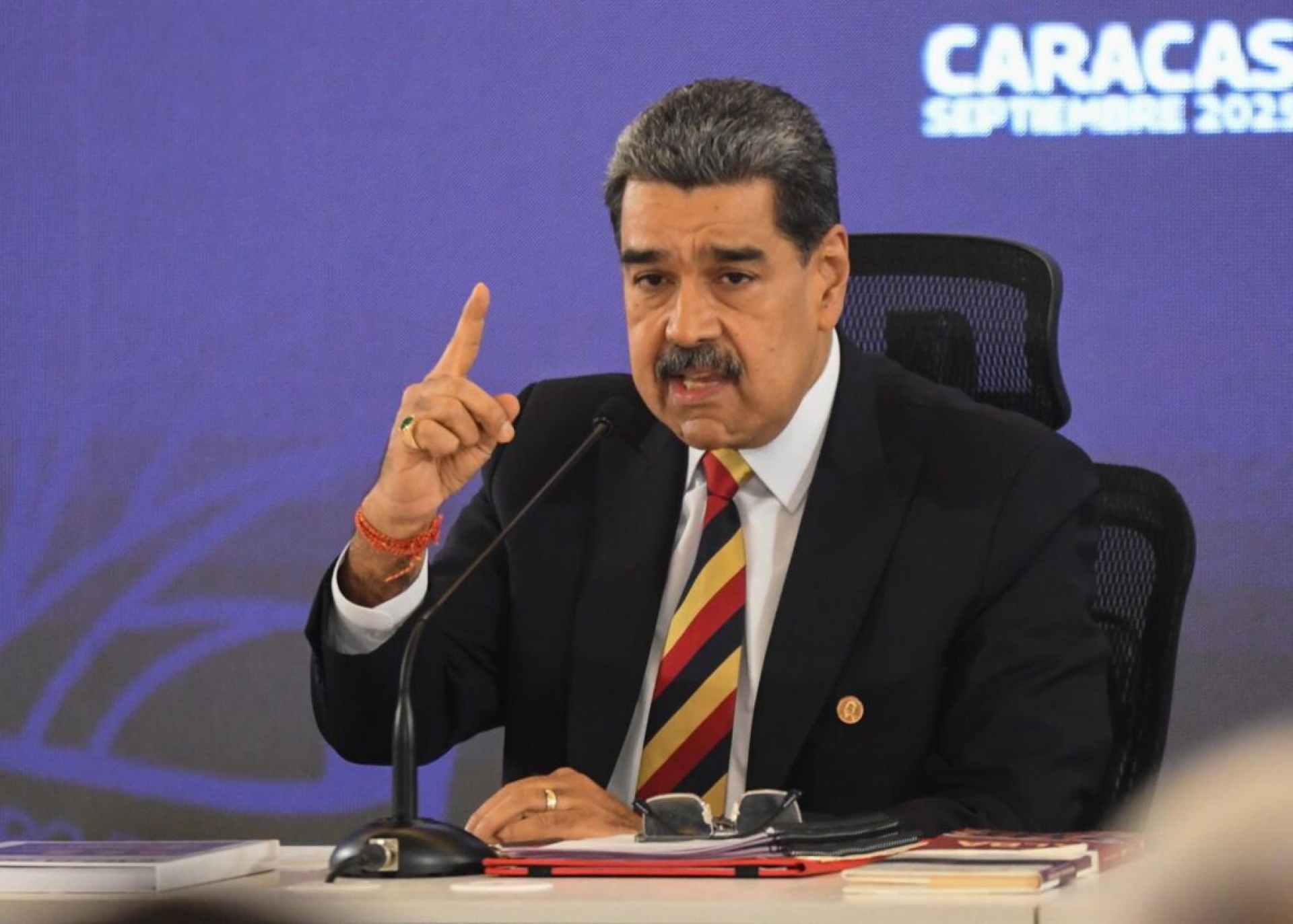 Venezuela pasará a la 'fase de lucha armada' si EU ataca, advierte Maduro