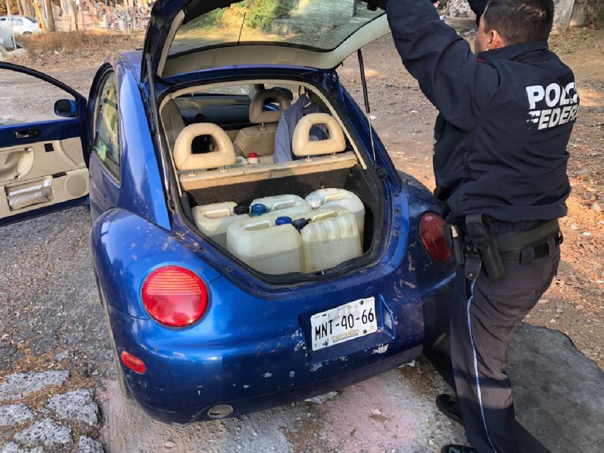 Transportaba más de 300 litros de gasolina robada en un auto