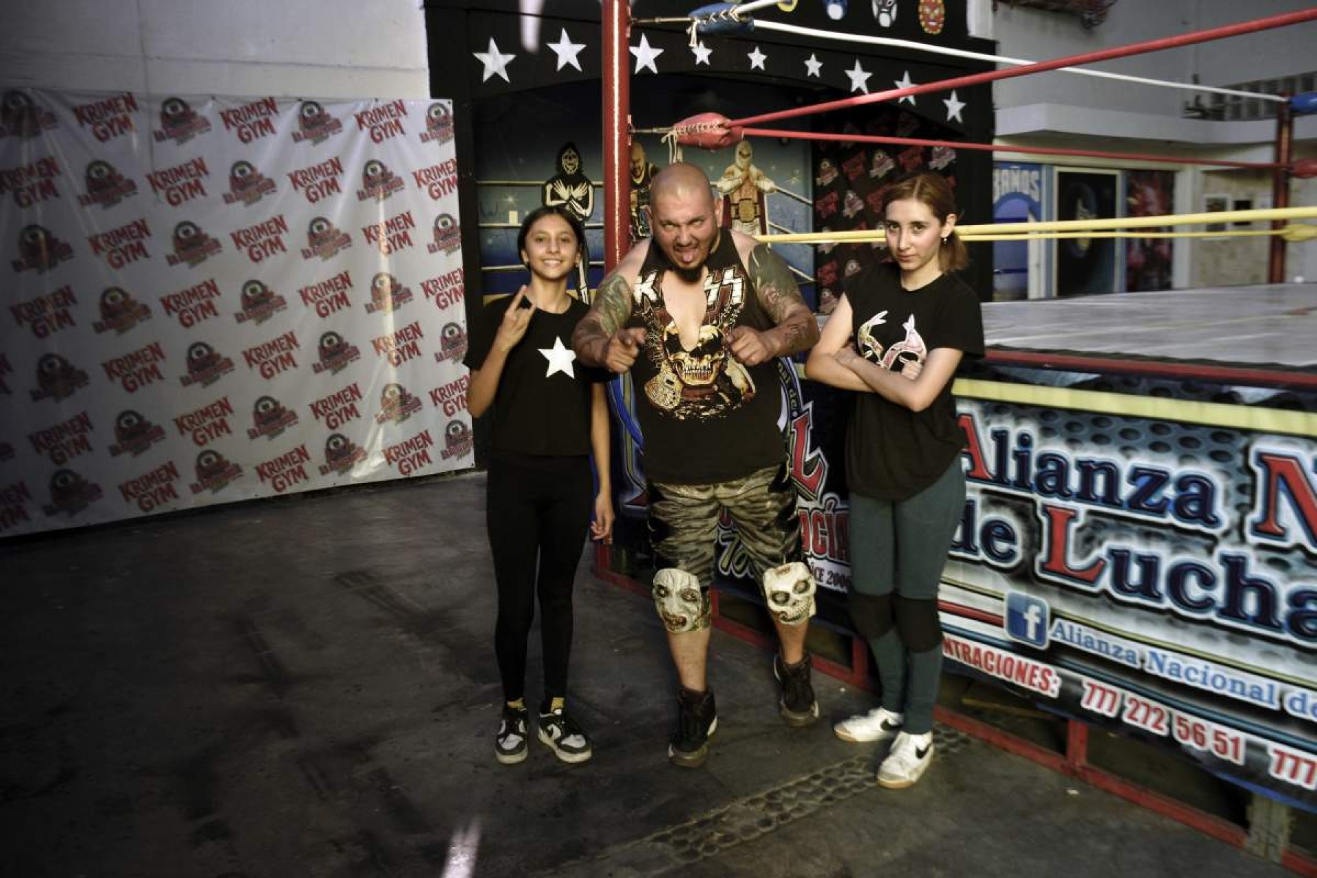 Abrió una escuela de lucha libre por sus hijas