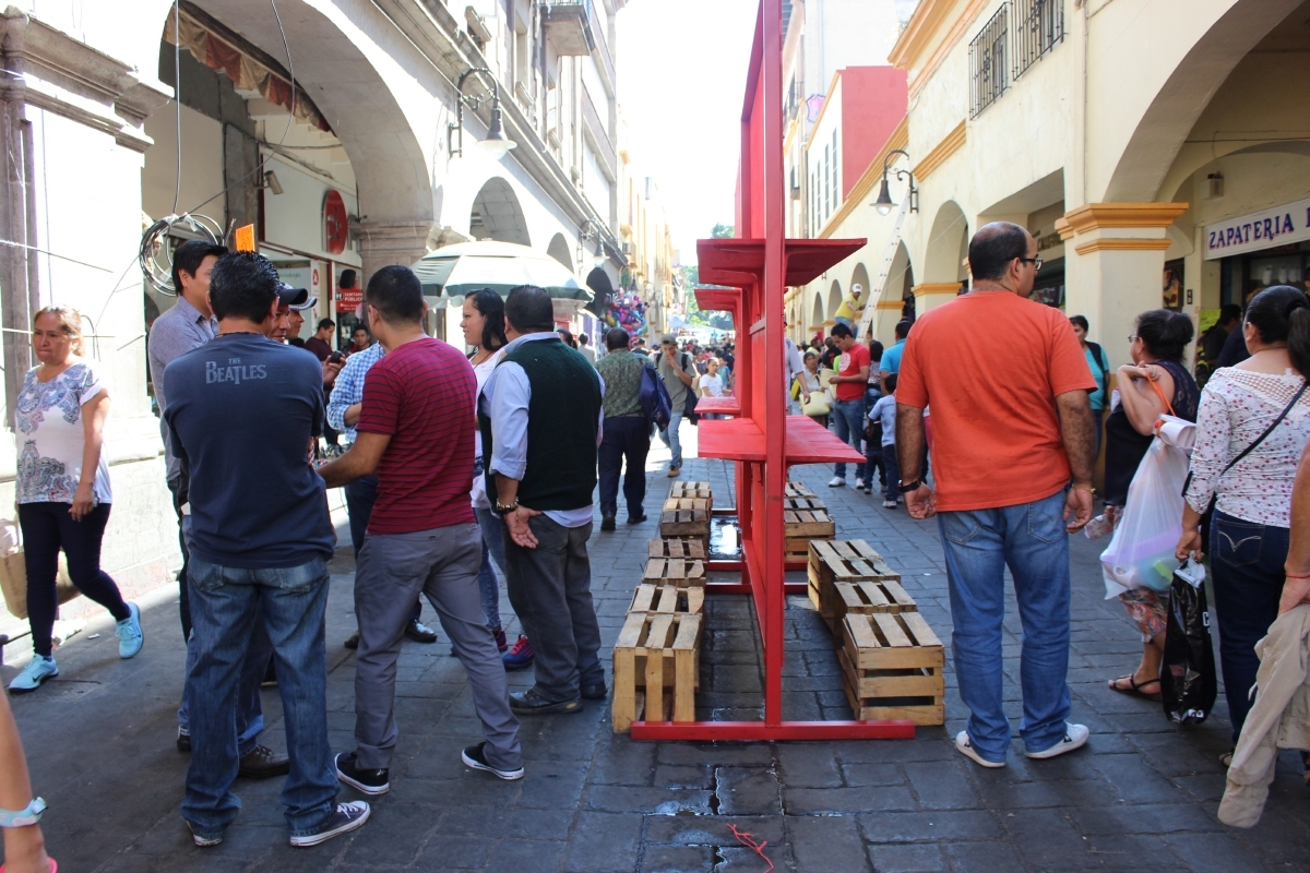 Comerciantes trataron de impedir la instalación del Festival de la Nochebuena en la calle Guerrero