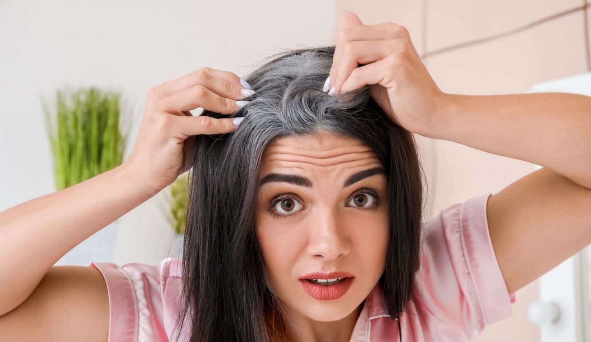 ¿Es bueno poner agua oxigenada en las canas?