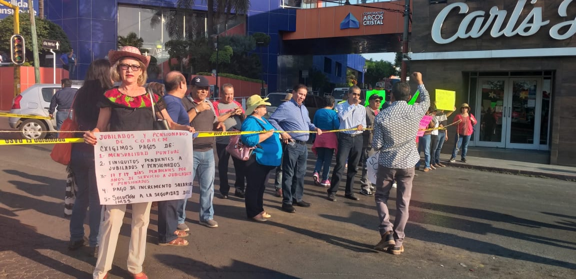 Protestan jubilados del Cobaem; exigen pago puntual de pensión