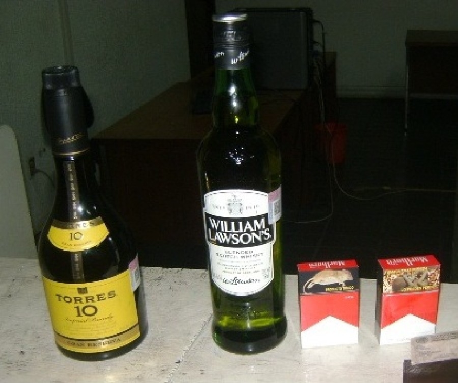 Habrían robado botellas de licor, cigarros y dinero