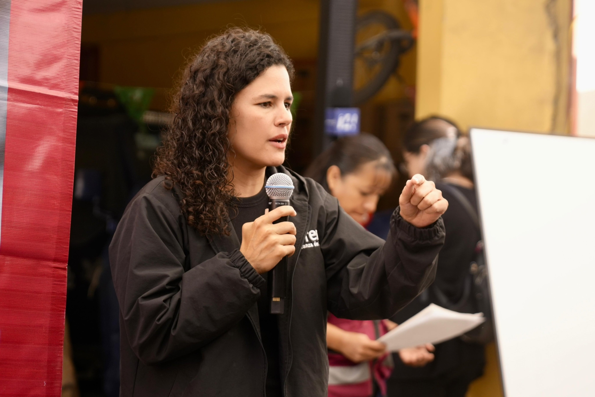 Luisa Alcalde exhibe contrato del PAN con joven convocante a marcha ‘Generación Z’