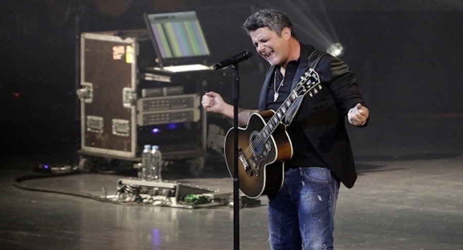 Alejandro Sanz detiene concierto para defender a una mujer en Baja California