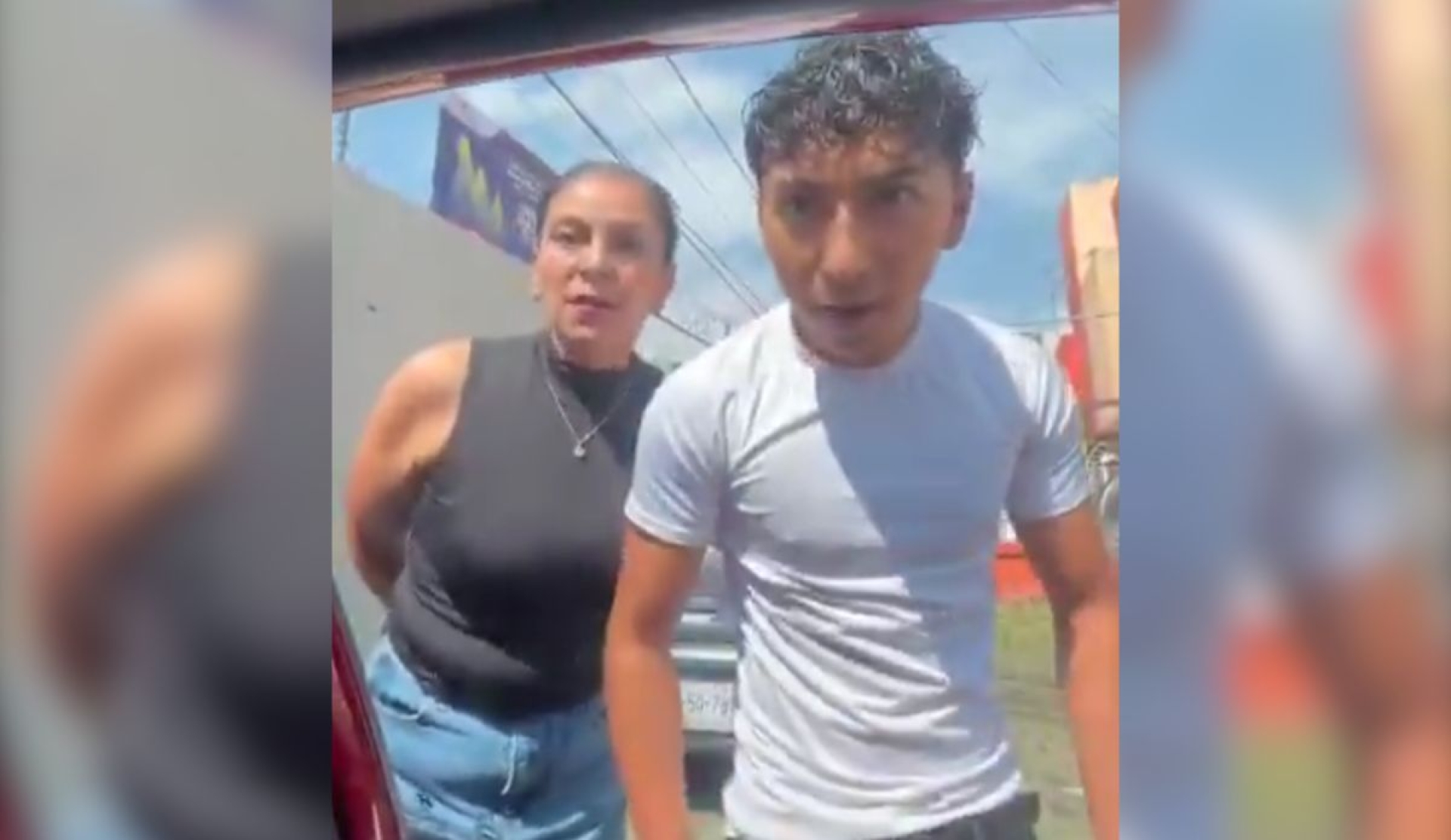 Madre e hijo agreden a conductora por estacionamiento y se hacen virales