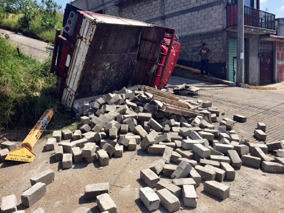 Vuelca una camioneta cargada de ladrillos