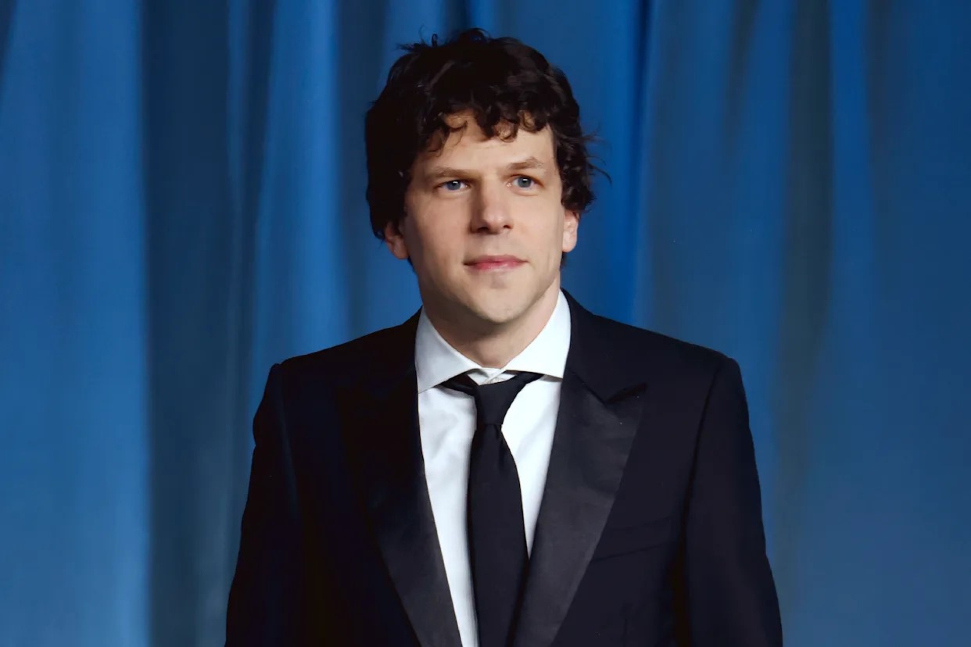 Jesse Eisenberg anuncia que donará un riñón de forma altruista: 'Estoy muy emocionado por hacerlo'