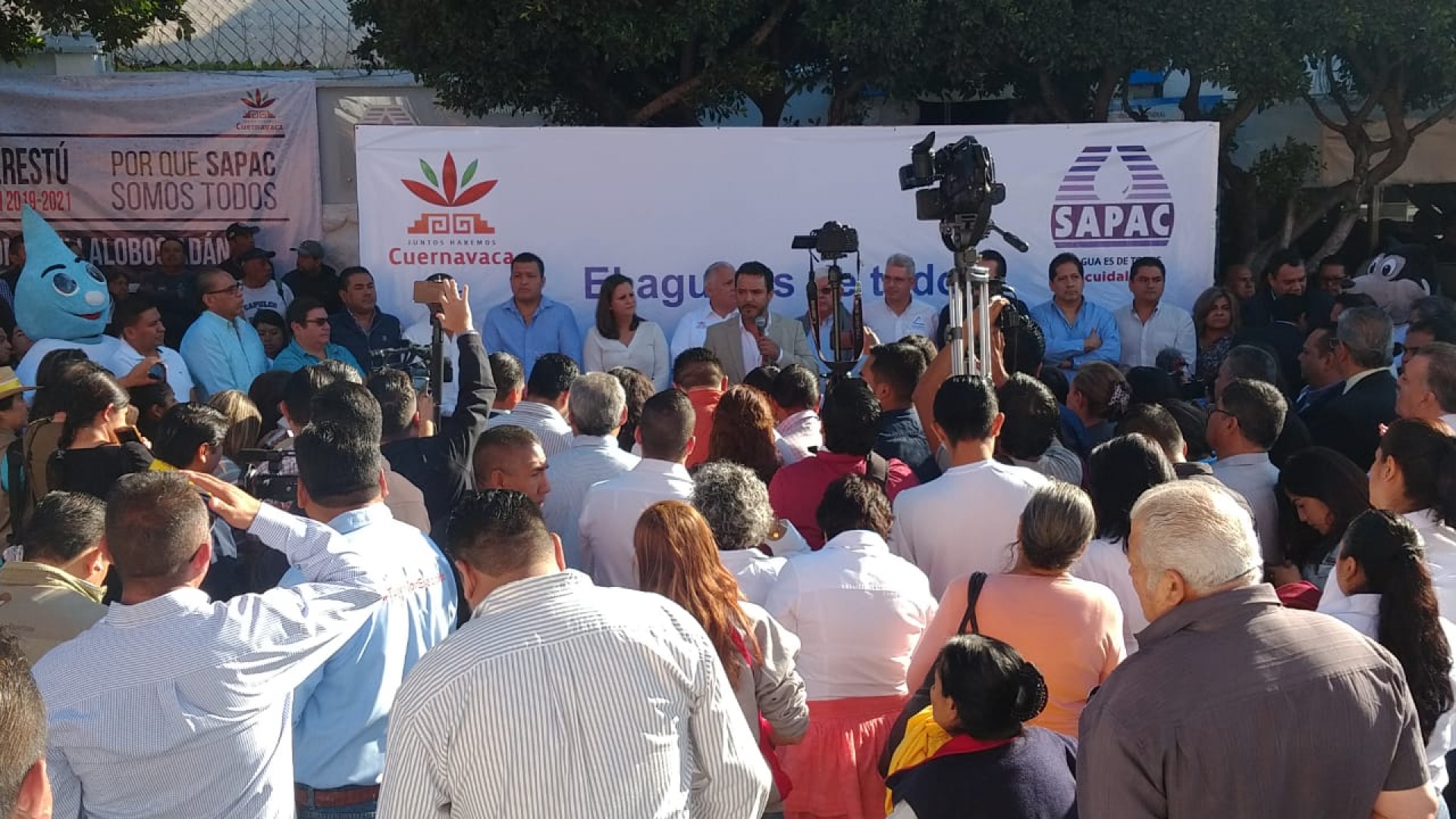 Alcalde de Cuernavaca entrega 10 camionetas al SAPAC
