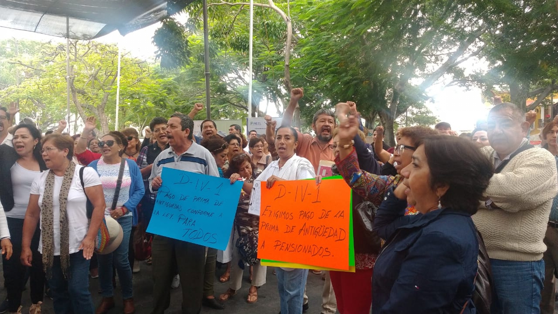 Se manifiestan maestros jubilados, en Cuernavaca; exigen pago de prima de antigüedad
