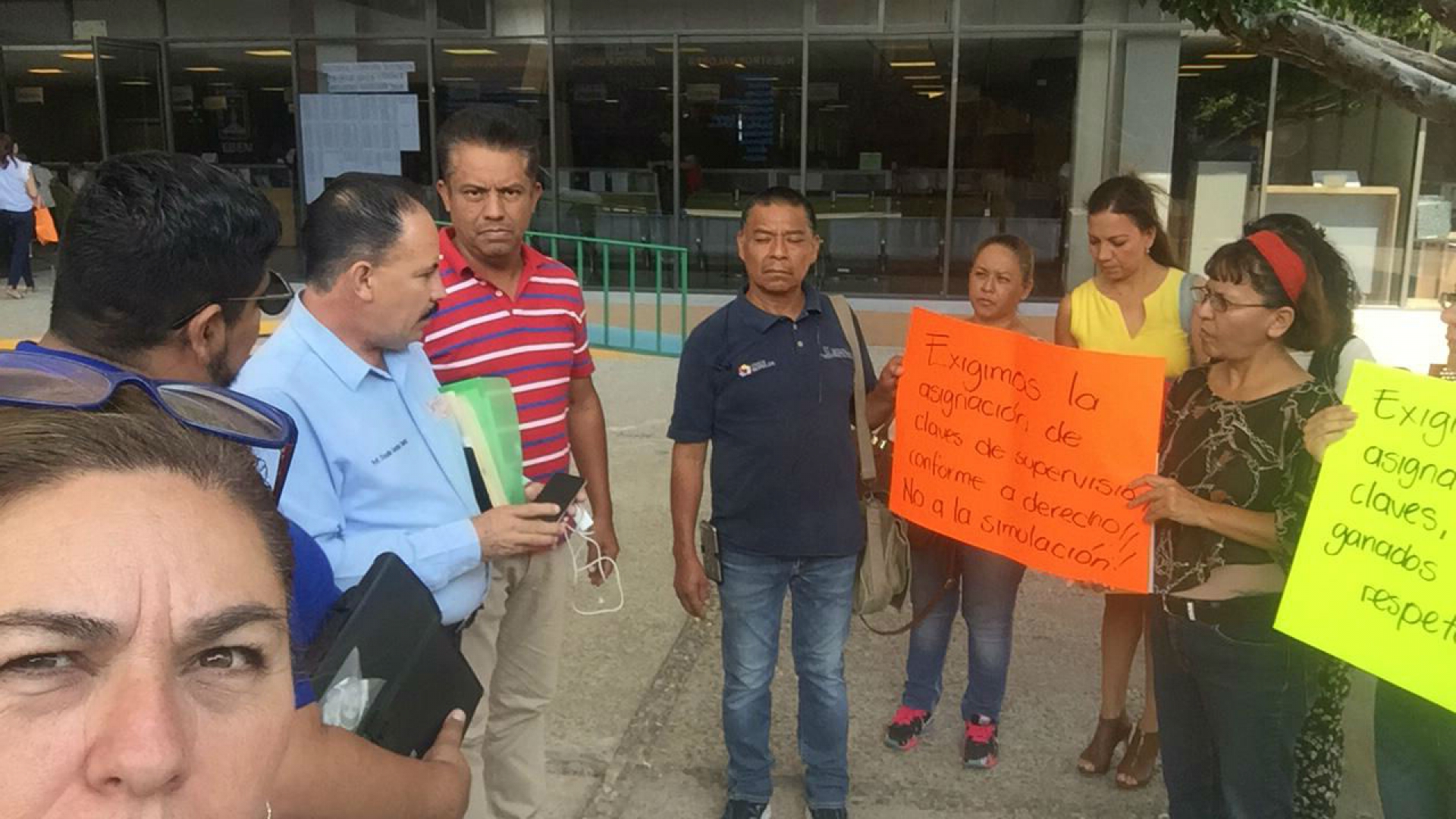Protestaron maestras de preescolar en el IEBEM