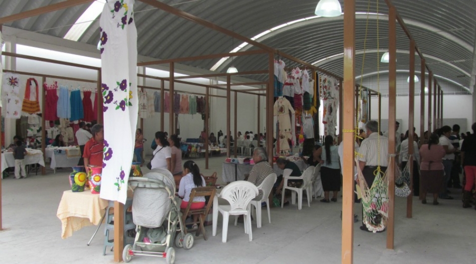 Entrega Hortencia Figueroa mercado sin terminar