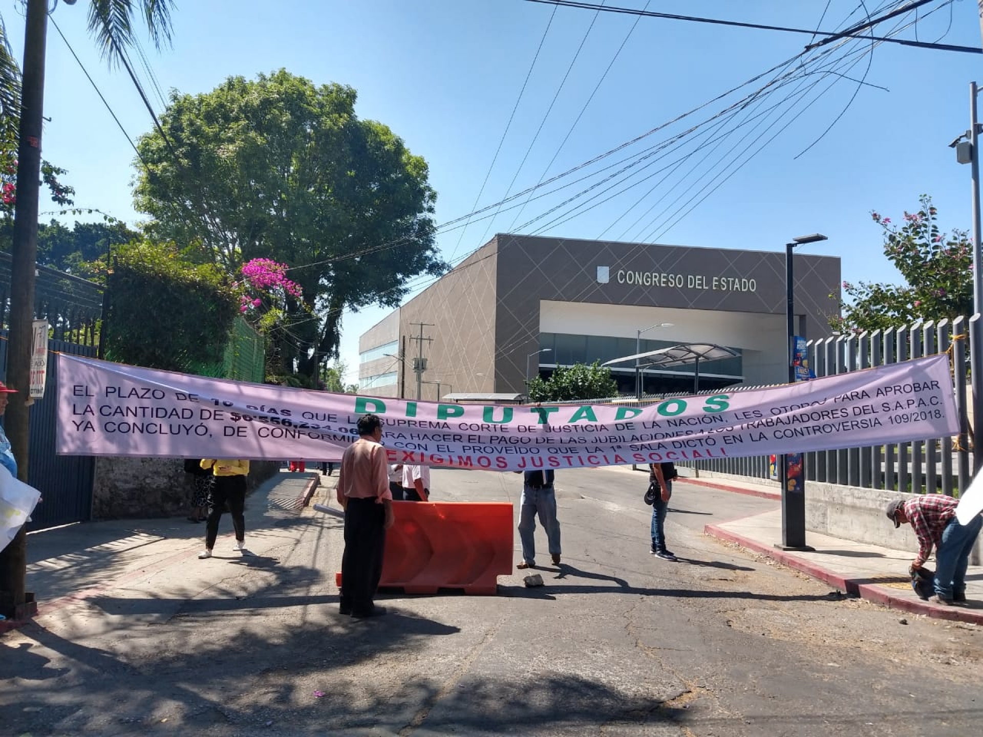 Nuevamente protestan jubilados y pensionados del SAPAC, en el Congreso local