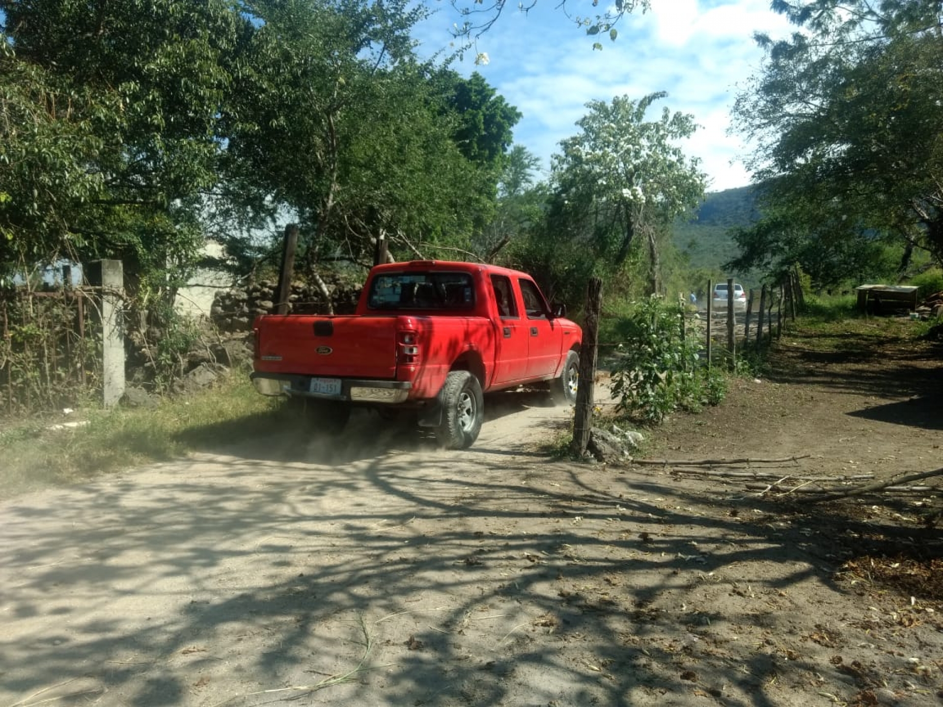 Encuentran muerta a mujer en un camino de terracería, en Zapata