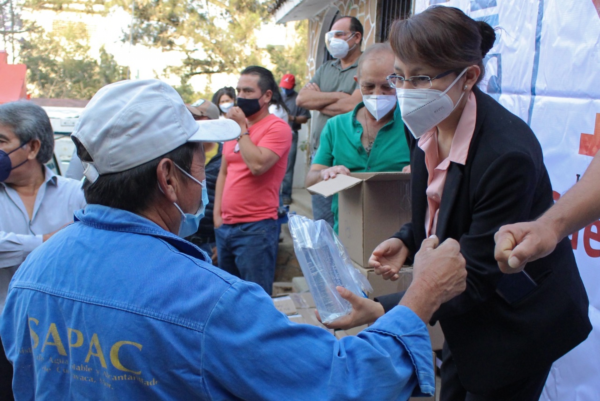 Entrega SAPAC caretas, sanitizantes y cubrebocas en oficinas para empleados