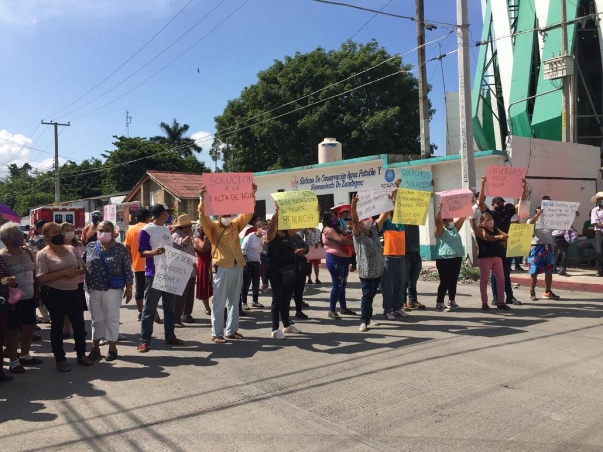 Exigen vecinos de Zacatepec reanudar abasto de agua potable
