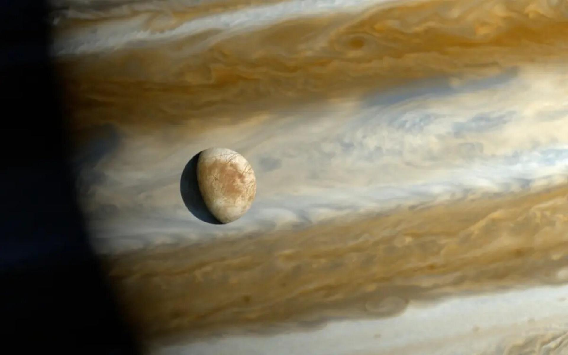 Telescopio James Webb encuentra CO2 en luna de Júpiter