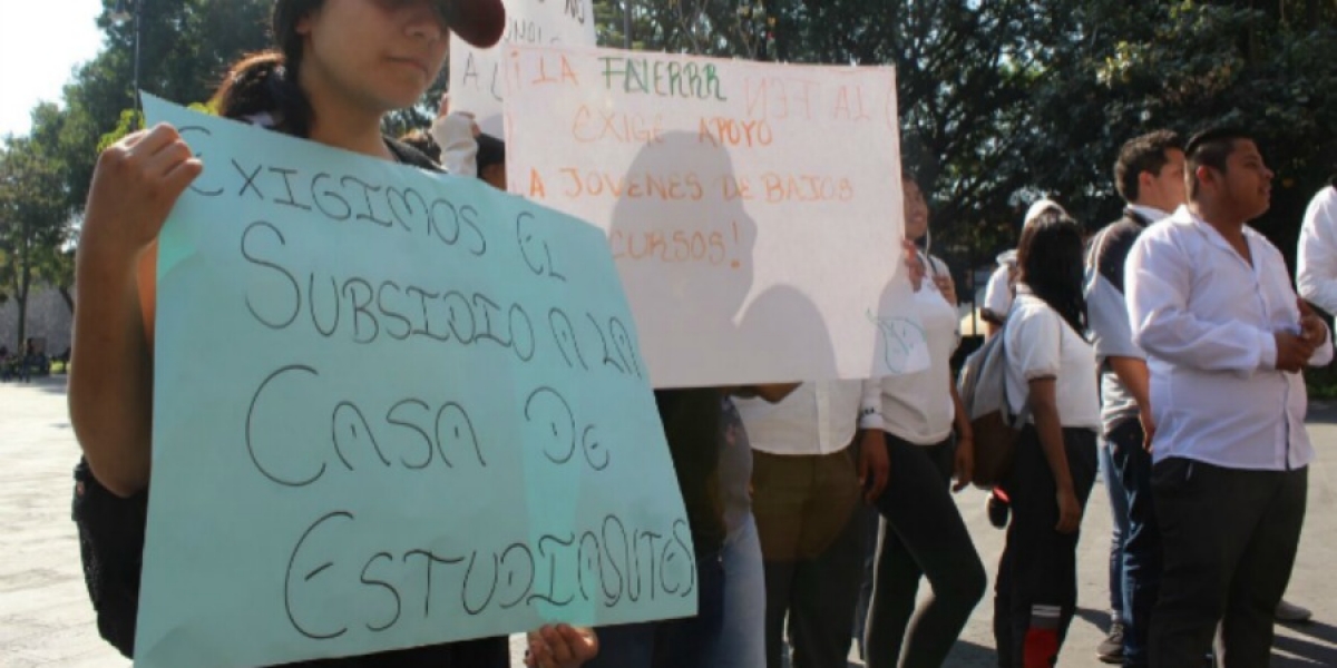Se manifiestan antorchistas; demandan registro de validez oficial para preparatoria ELiS