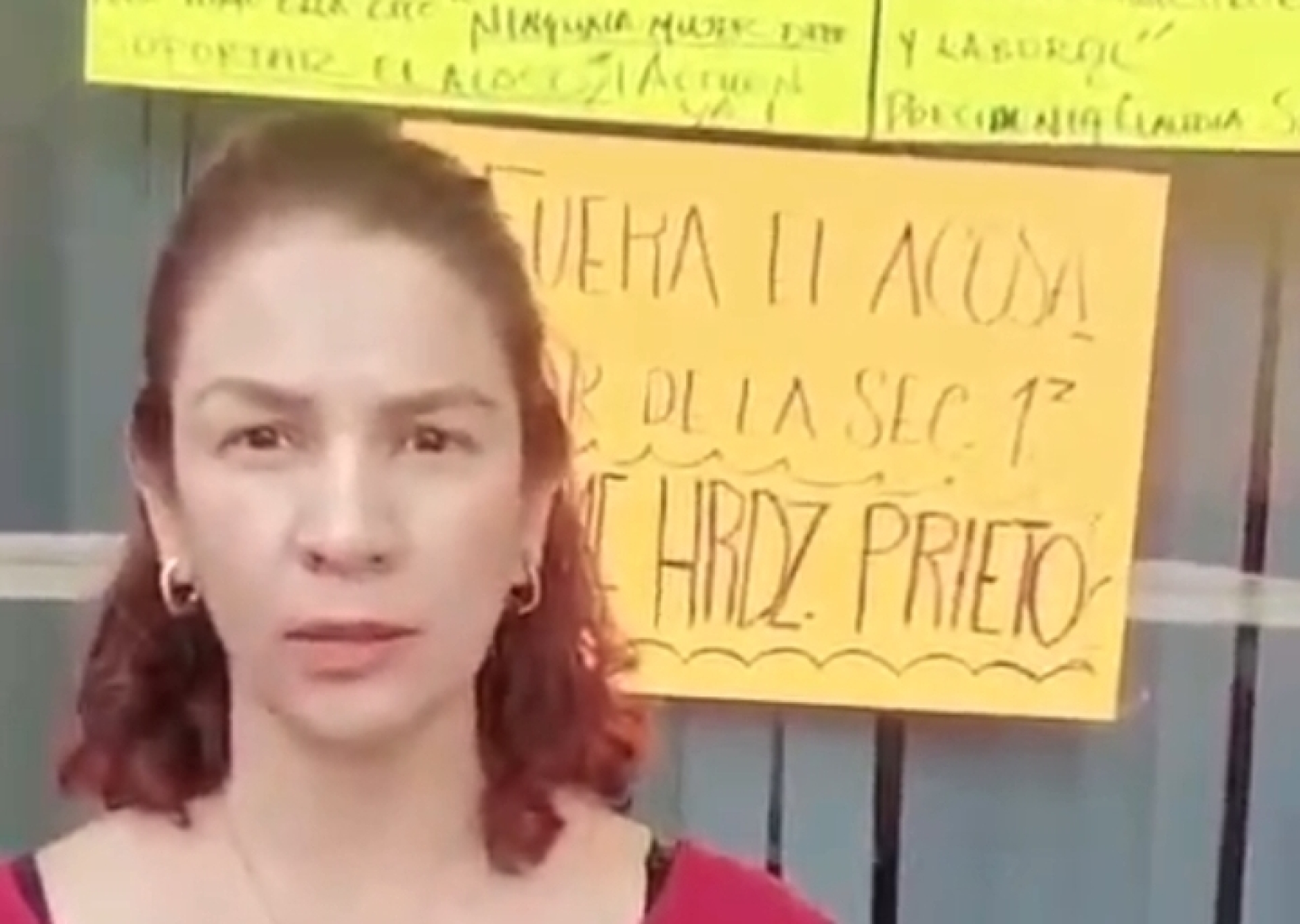 Protestan maestras de secundaria 13 de Cuernavaca en IEBEM; demandan la salida de director del plantel