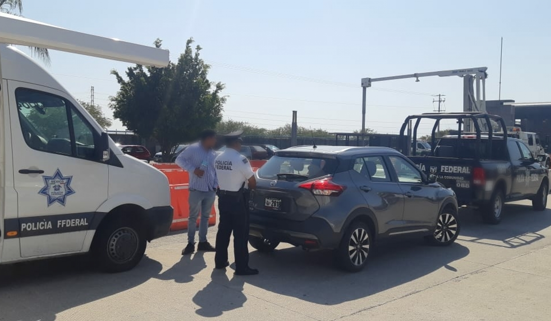 Detiene PF a conductor de camioneta con permiso apócrifo para circular