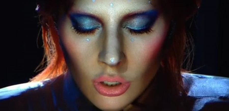Lady Gaga rinde homenaje a David Bowie durante los Grammy
