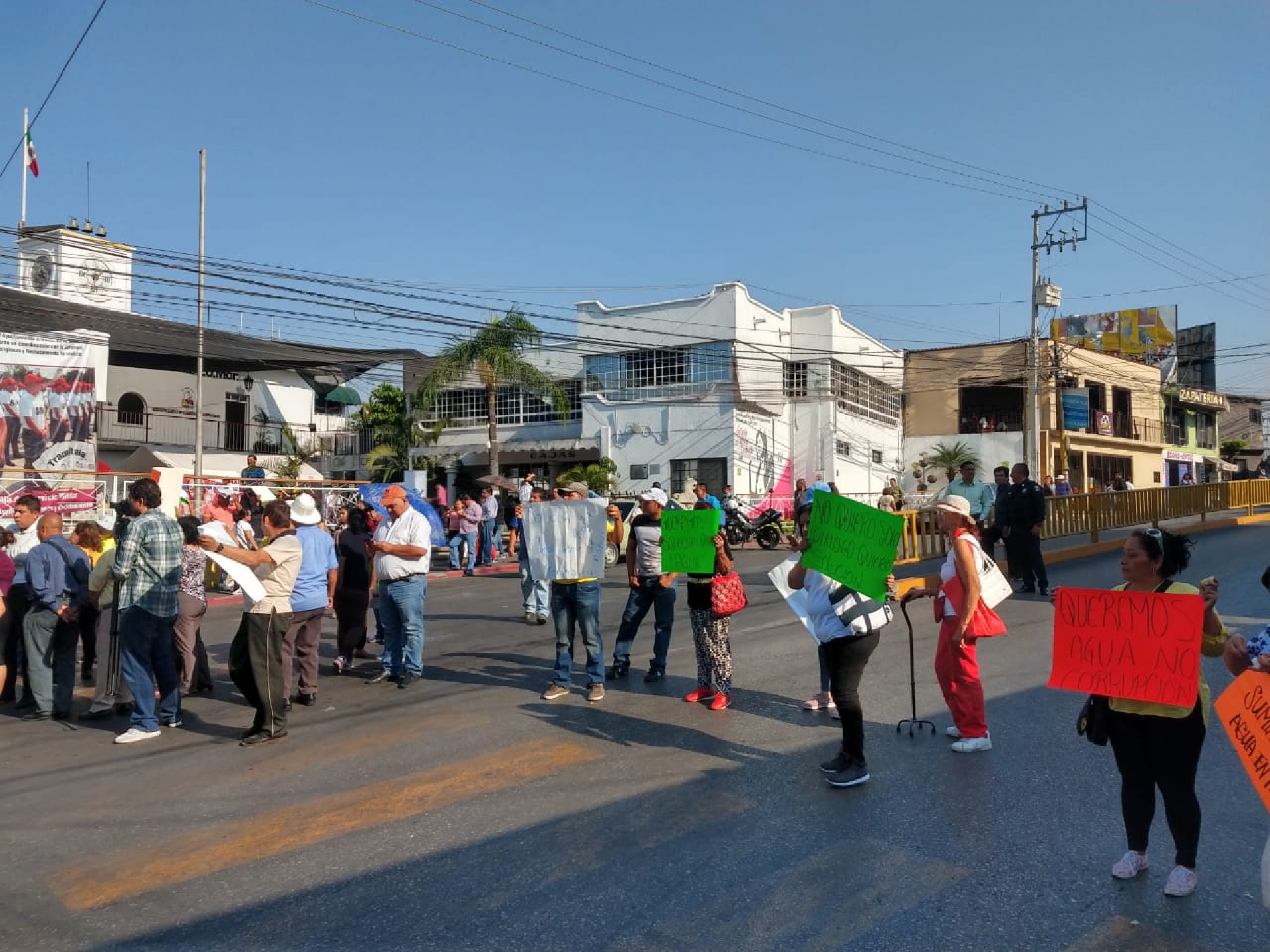 Se manifiestan vecinos del fraccionamiento Punta Verde, en Temixco