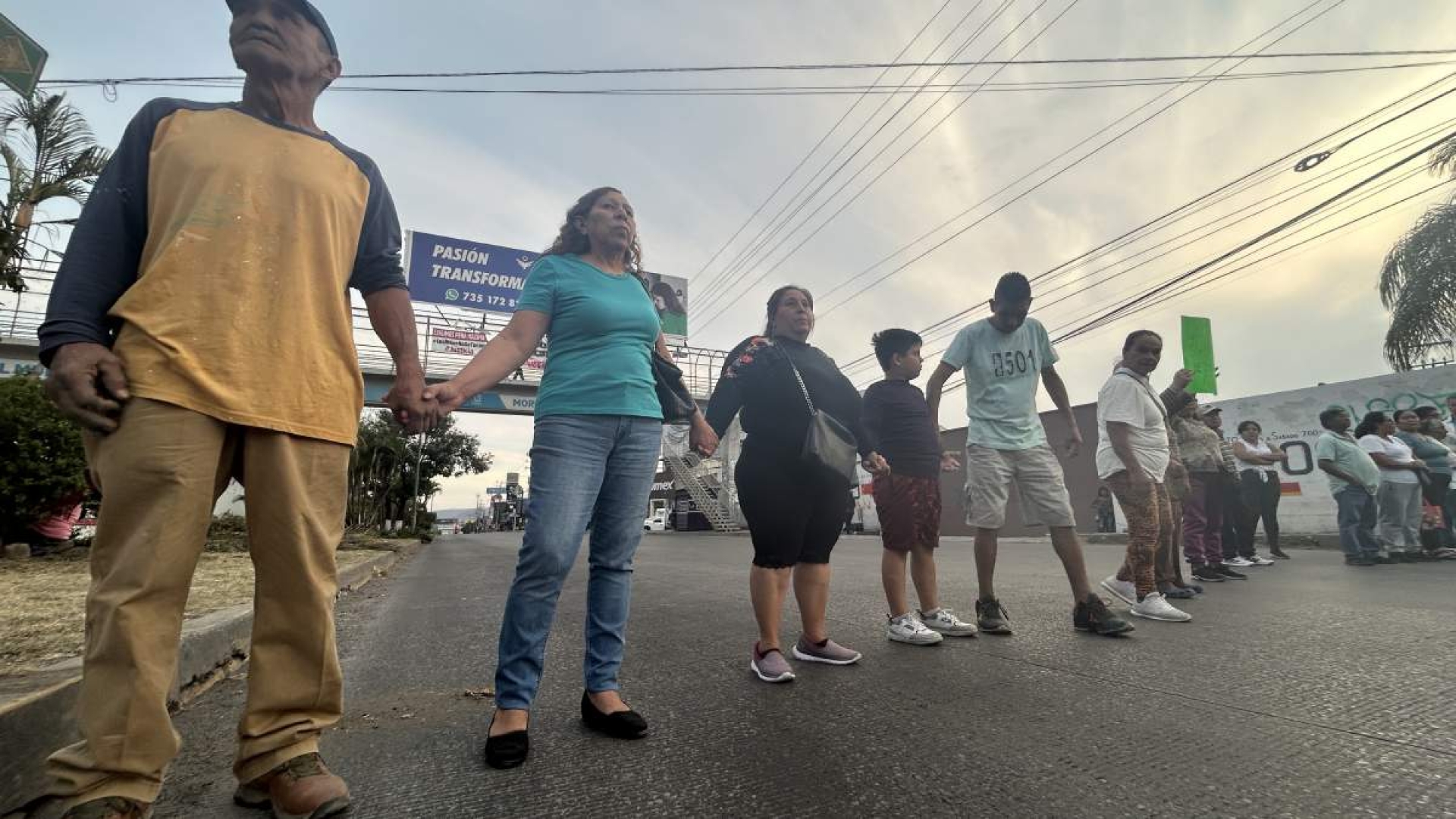 Cierran bulevar Cuauhnáhuac por falta de agua