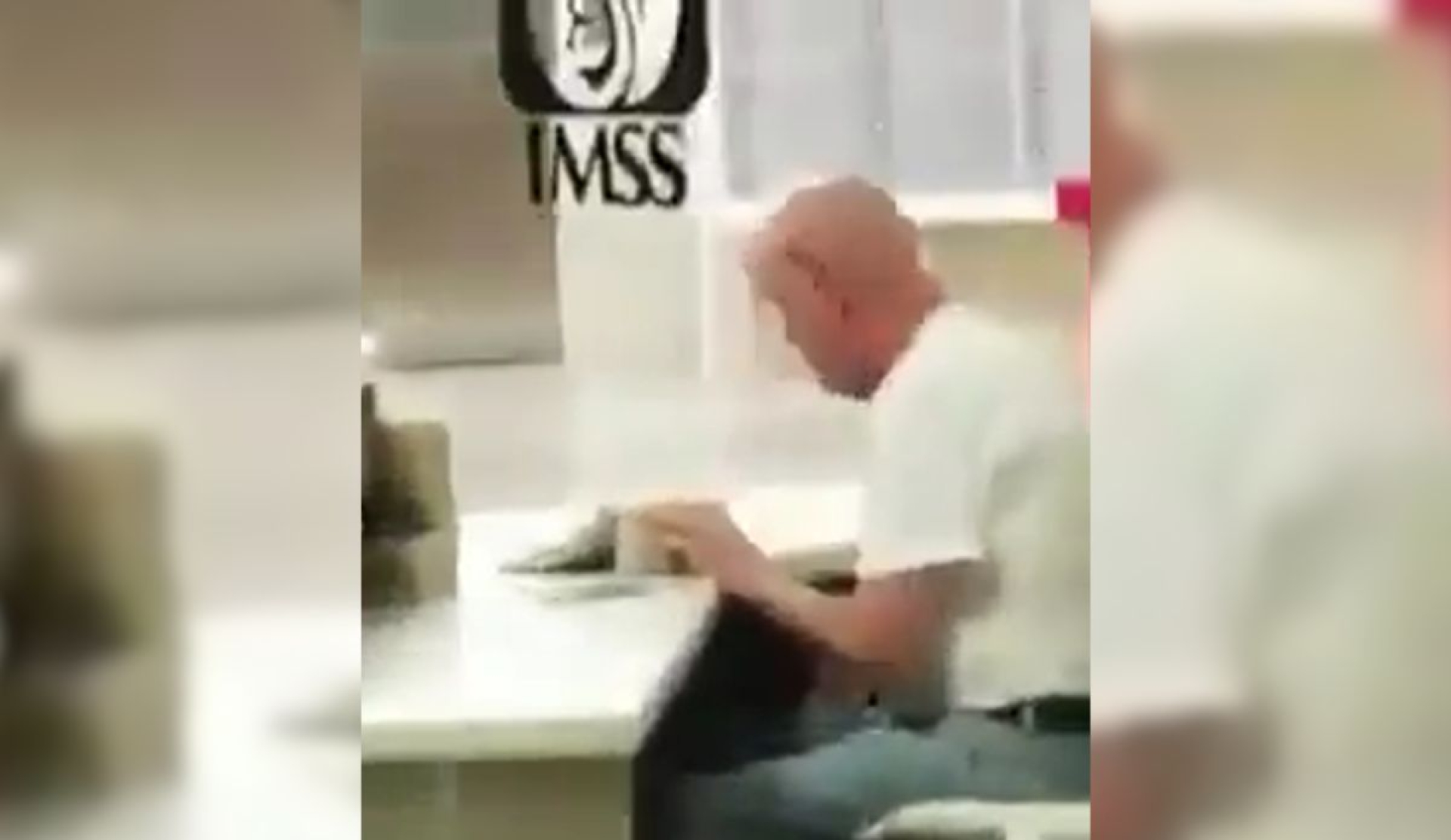 Hombre saca dinero de cartera extraviada antes de devolverla y se vuelve viral