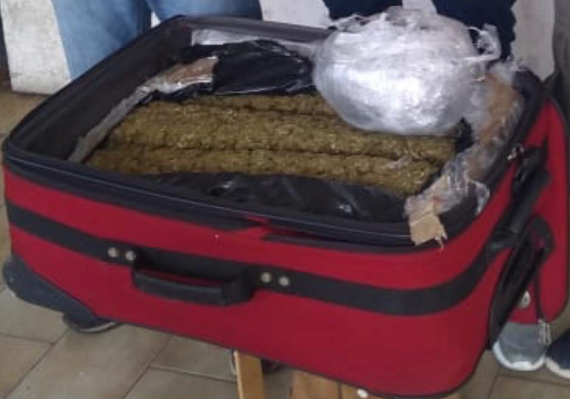 Detienen a tres hombres por presuntos delitos contra la salud