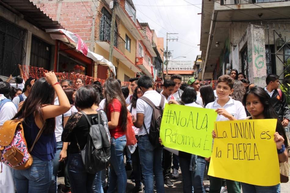 Estudiantes del Cobaem se manifiestan contra la reforma educativa