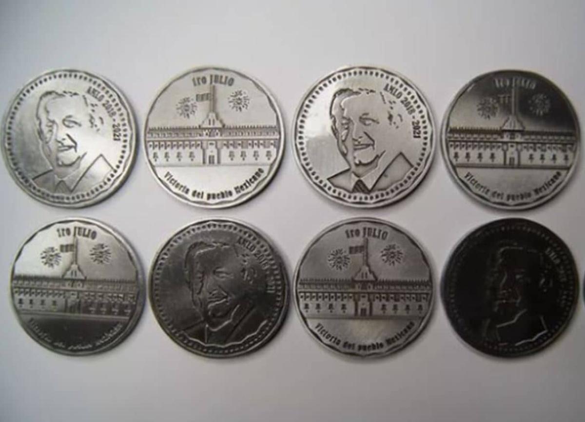Venden monedas con la cara de AMLO en internet