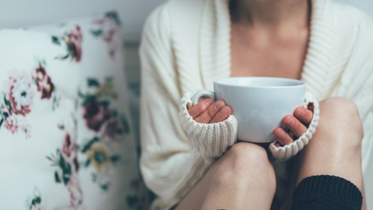 ¿Por qué se enfría antes el café que el té?