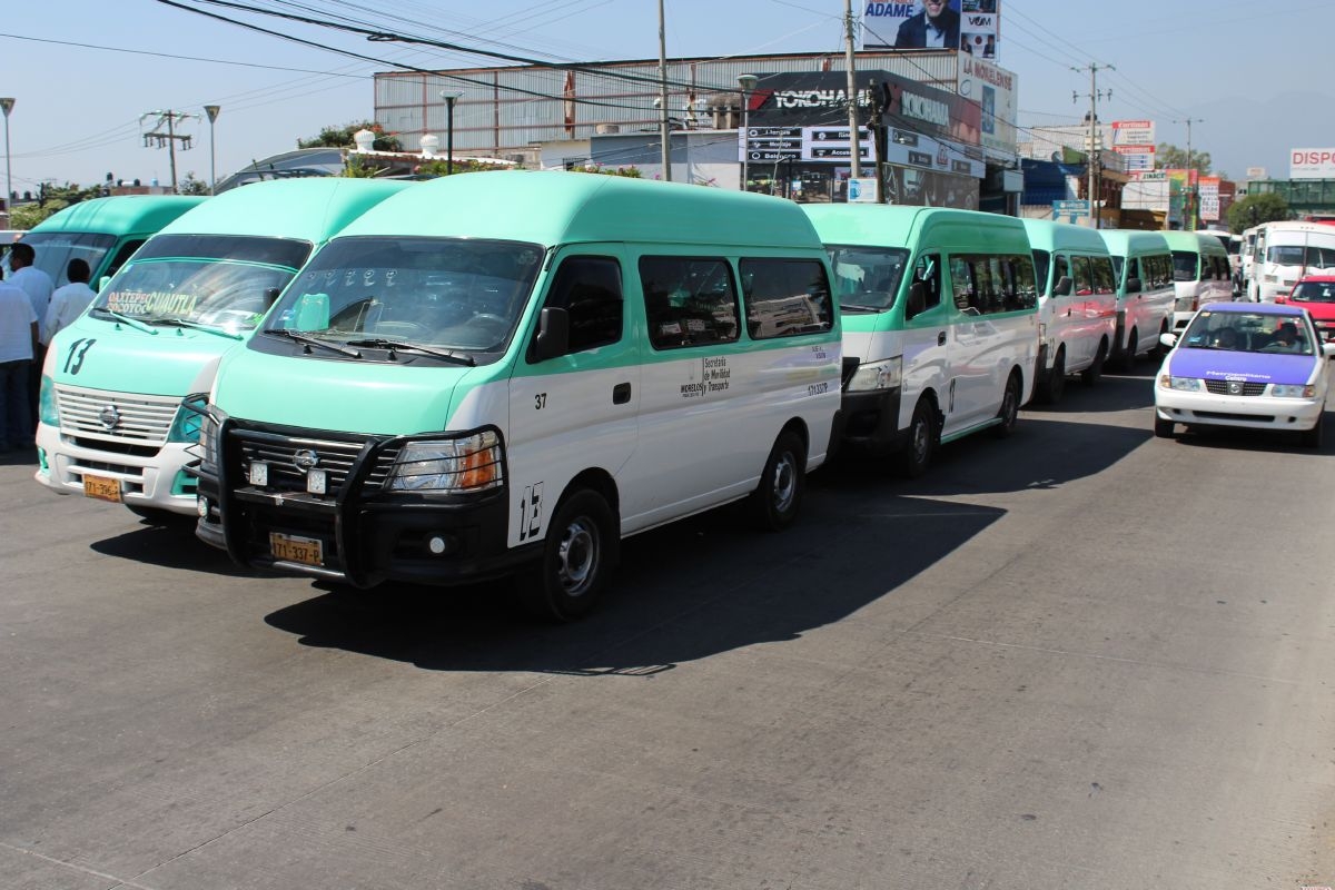 Ahora transportistas de la zona oriente protestan ante la SMyT