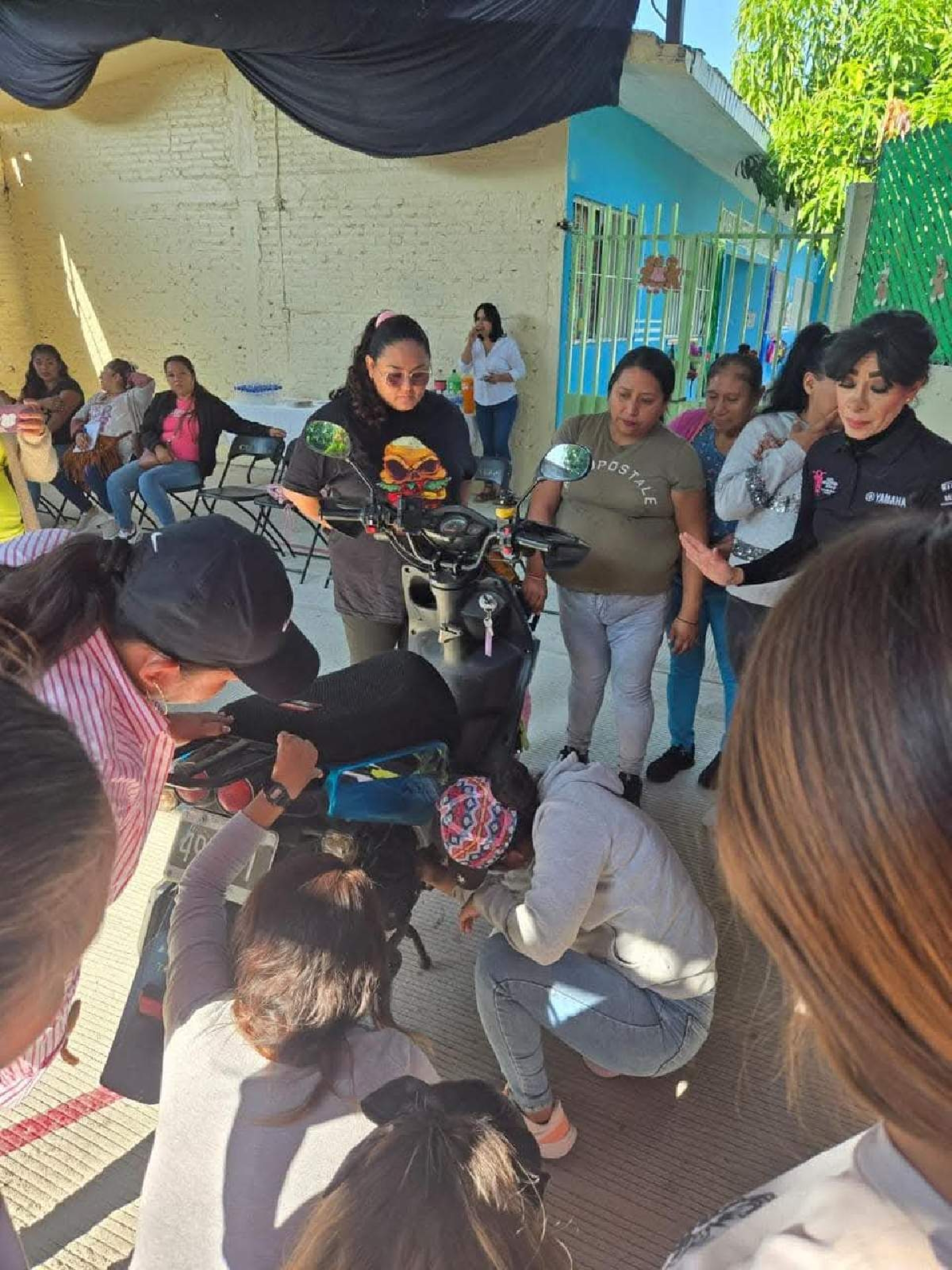 Imparten taller de mecánica de motos para mujeres en Mazatepec