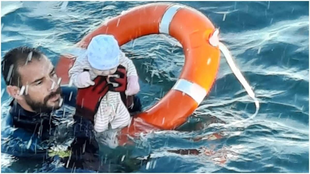 Bebé migrante es rescatado en el mar de Ceuta